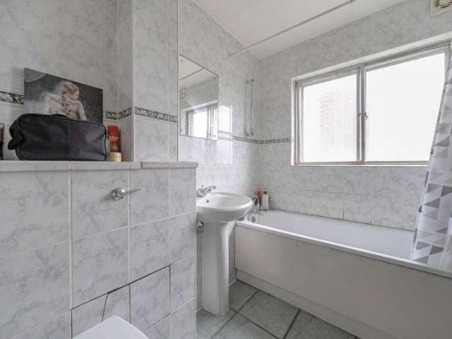Flat for sale in London Borough of Ealing, Park Royal