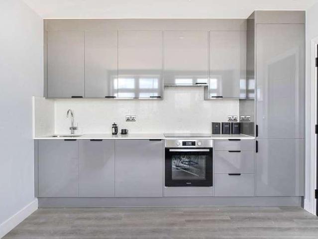 Flat for sale in Stonecot, Greater London