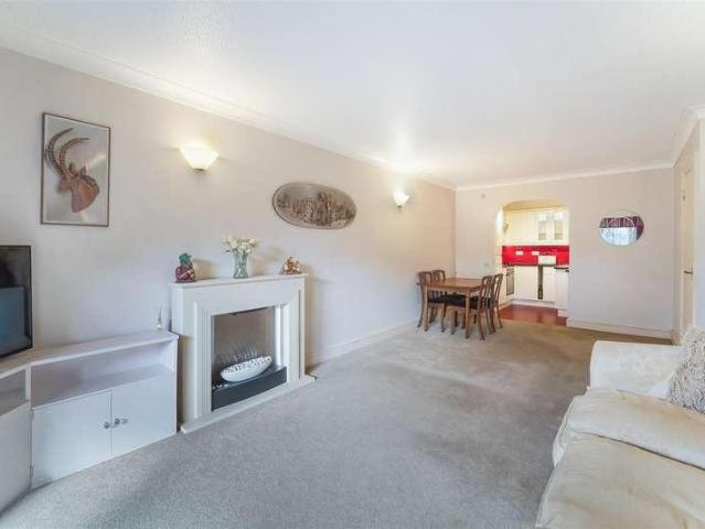 Flat for sale in Epsom, Epsom and Ewell