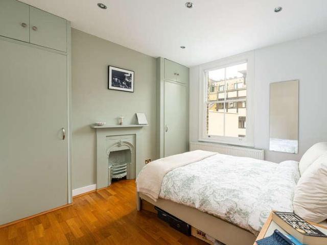 Flat for sale in London Borough of Southwark, Greater London