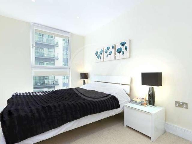 Flat for sale in Isle Of Dogs, Greater London