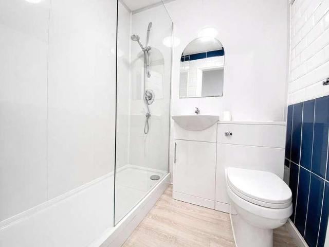 Flat for sale in Milford, Fole