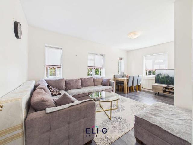 Flat for sale in Hendon, Greater London