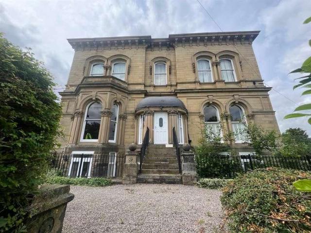 Flat for sale in Huddersfield, West Yorkshire
