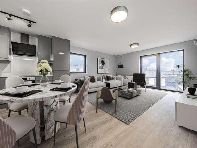 Flat for sale in London Borough of Hounslow, Greater London