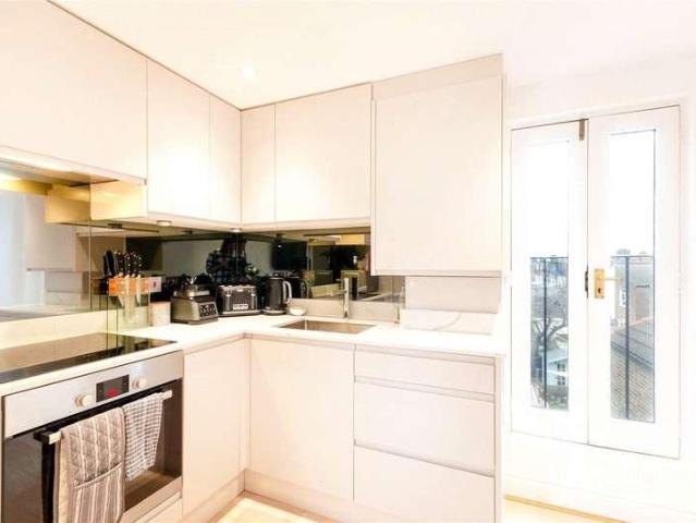 Flat for sale in Furzedown, Greater London