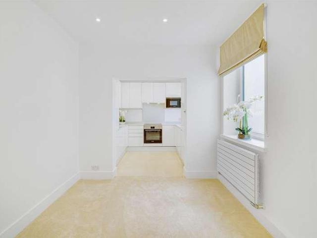Flat for sale in Chelsea, Greater London