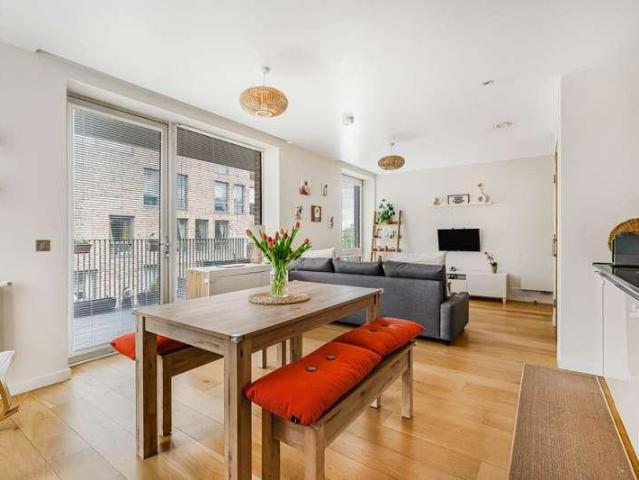 Flat for sale in London Borough of Hounslow, Greater London