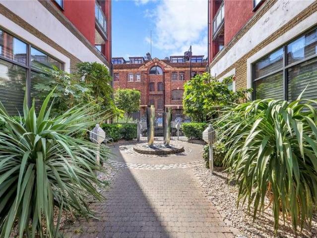 Flat for sale in Ratcliffe, Stepney