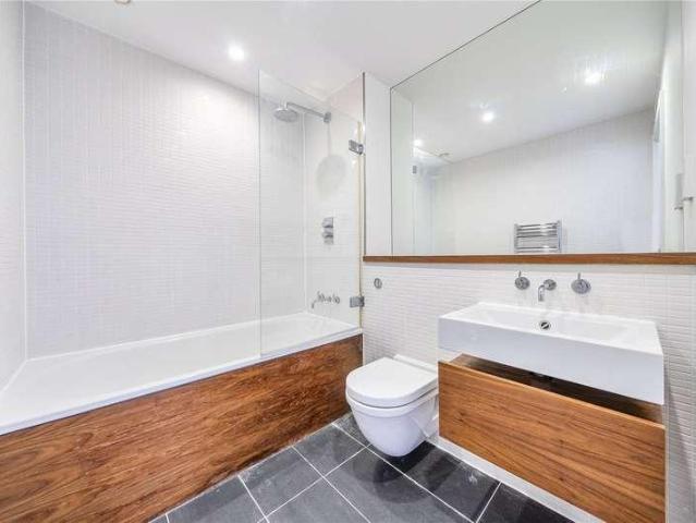 Flat for sale in Finsbury Park, Greater London