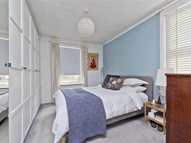 Flat for sale in Tolworth, Greater London