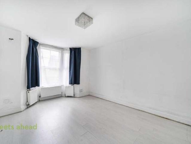 Flat for sale in London Borough of Croydon, Greater London