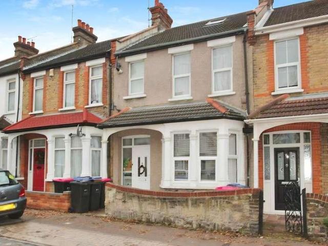 Flat for sale in Alton Barnes, Essex