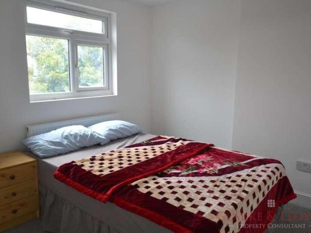 Flat for sale in Seven Kings, Greater London