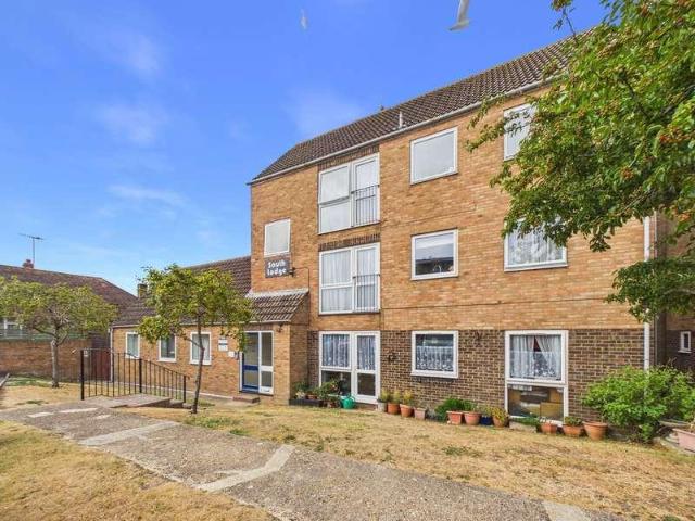 Flat for sale in Fishersgate, West Sussex