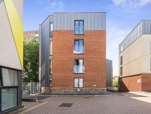 Flat for sale in Spike Island, Feckenham