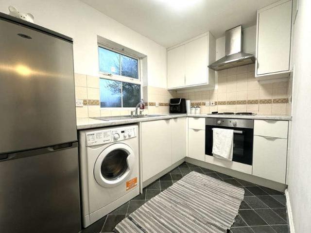 Flat for sale in London Borough of Hounslow, Heston