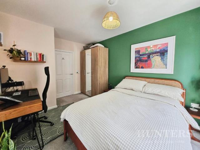 Flat for sale in Hackbridge, Greater London