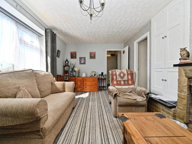 Flat for sale in Leeds, Yeadon Banks
