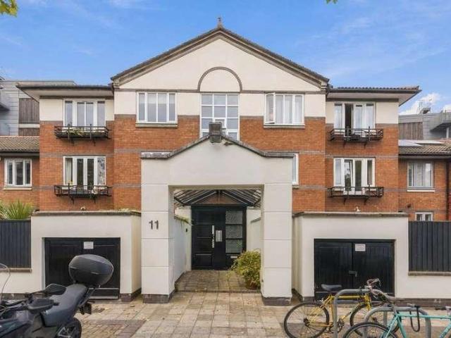 Flat for sale in London Borough of Hackney, Greater London