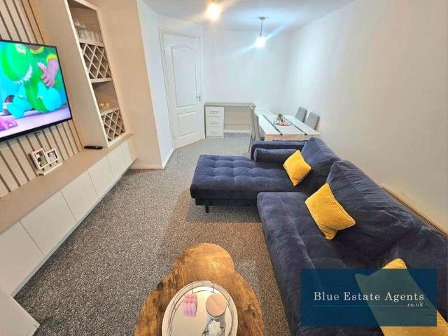 Flat for sale in London Borough of Hounslow, Heston