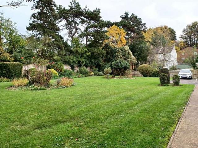 Flat for sale in London Borough of Croydon, Purley