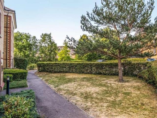 Flat for sale in Oakwood, Greater London