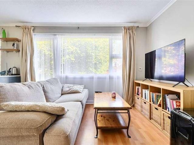 Flat for sale in Beaconsfield Old Town, Beaconsfield