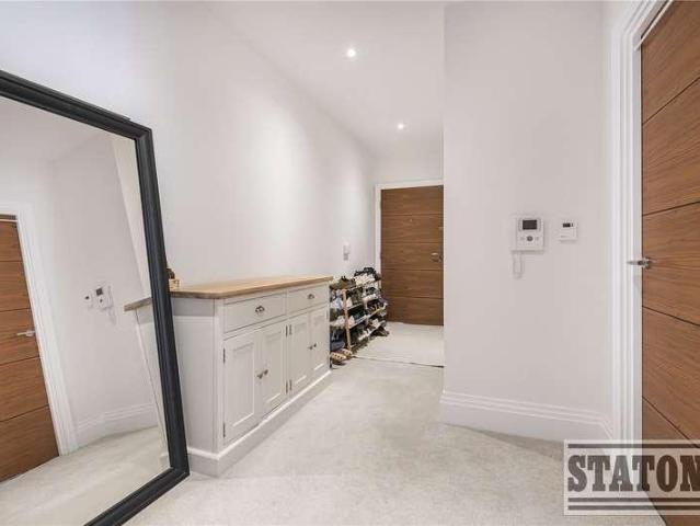 Flat for sale in Whetstone, Greater London