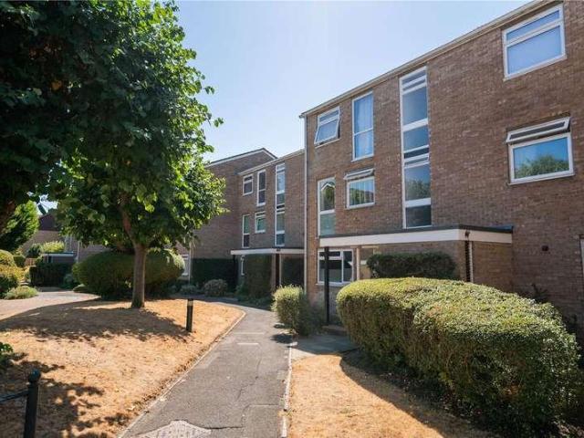 Flat for sale in Hampton Wick, Greater London
