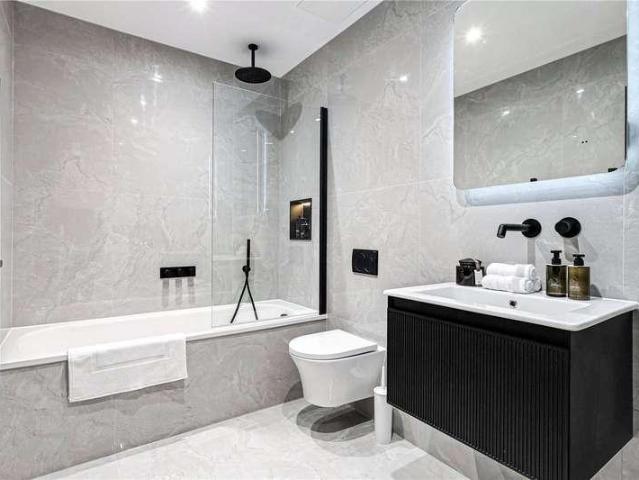 Flat for sale in Whetstone, Greater London