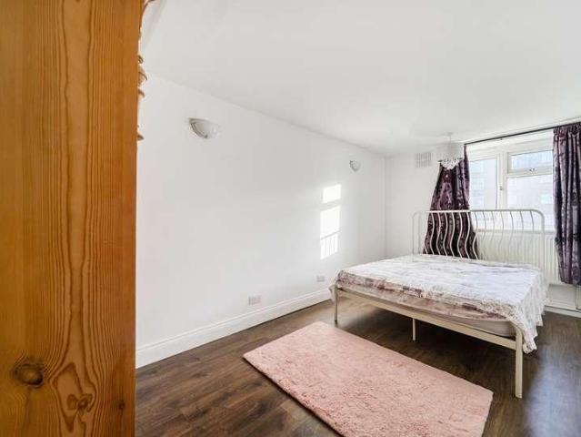 Flat for sale in West Norwood, Greater London