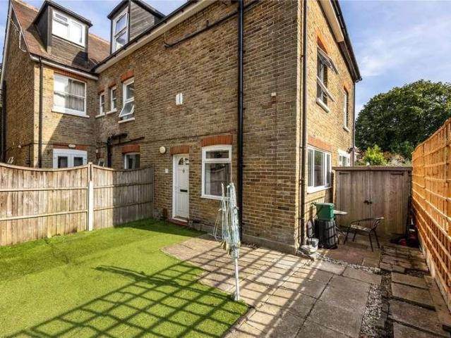 Flat for sale in Red Hill, Surrey
