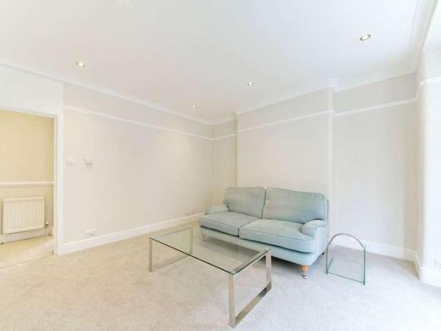 Flat for sale in Chelsea, Greater London