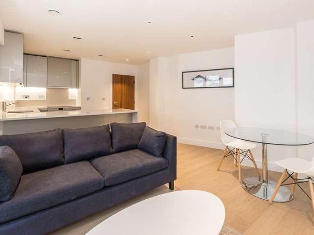 Flat for sale in London Borough of Ealing, Greater London
