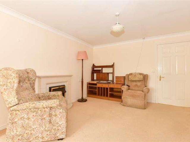 Flat for sale in Red Hill, Surrey