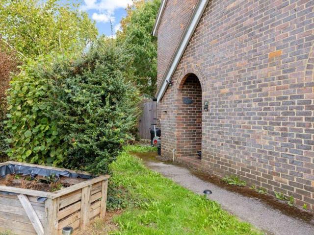 Flat for sale in Fole, Surrey