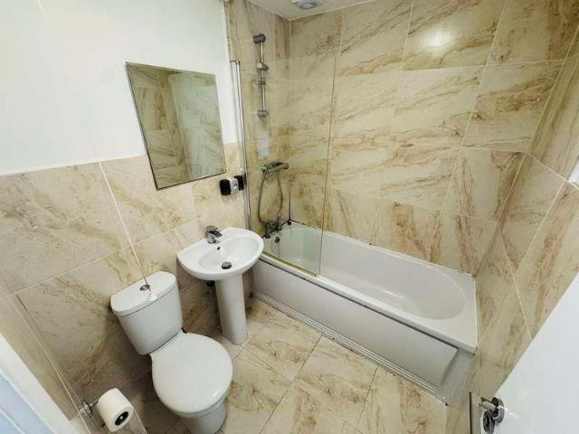 Flat for sale in London Borough of Ealing, Greater London