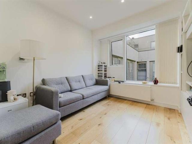 Flat for sale in London Borough of Hounslow, Greater London