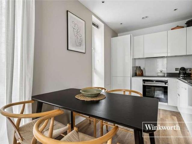 Flat for sale in Elstree and Borehamwood, Borehamwood