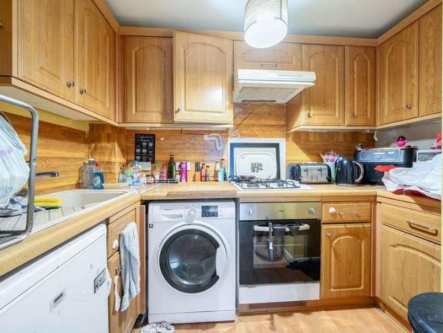 Flat for sale in London Borough of Merton, Collier's Wood