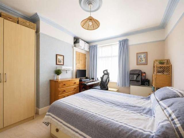 Flat for sale in Palmers Green, Greater London