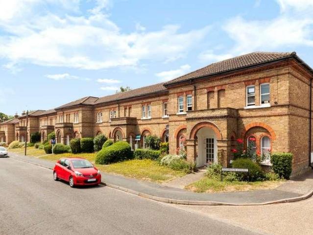 Flat for sale in Woking, Surrey