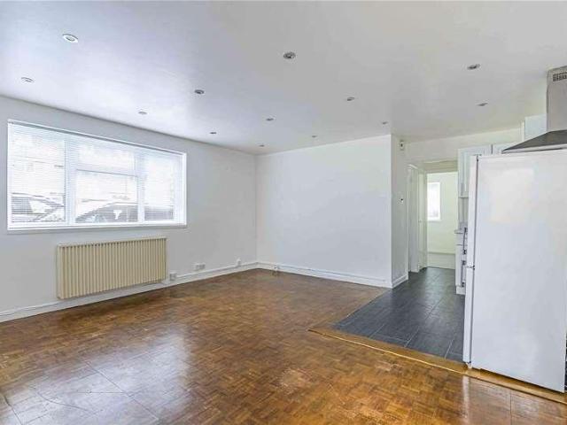 Flat for sale in Bushey, Bushey Heath