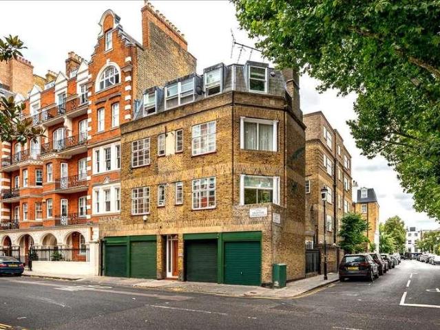 Flat for sale in Brompton, Greater London
