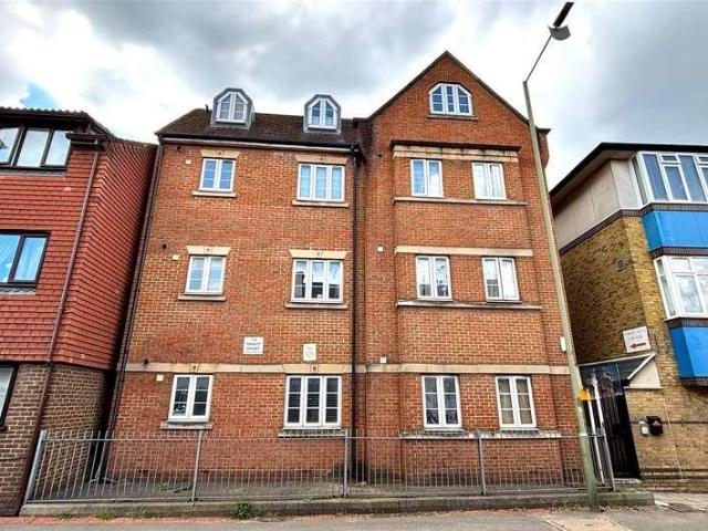 Flat for sale in Row Town, Surrey