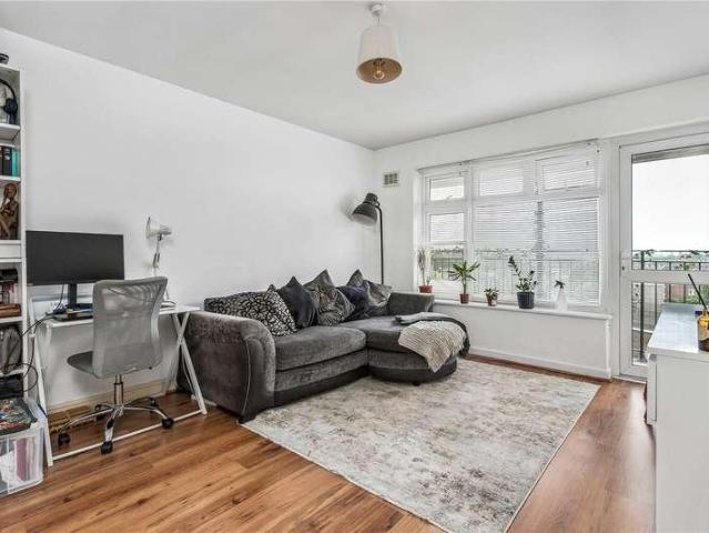 Flat for sale in Stoke Newington, Greater London