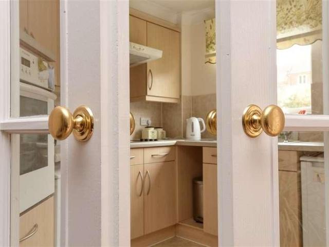 Flat for sale in Red Hill, Surrey