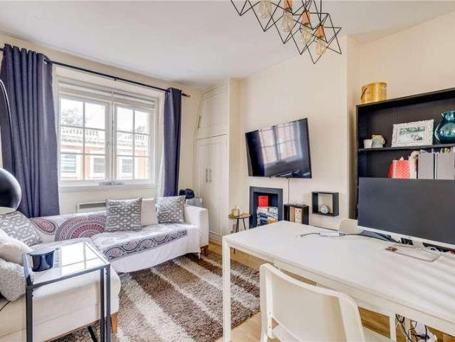 Flat for sale in London Borough of Hammersmith and Fulham, Greater London