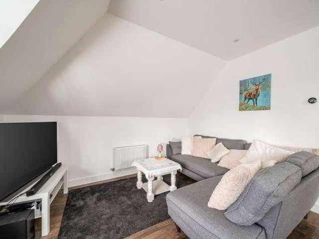 Flat for sale in Heol-las, Surrey